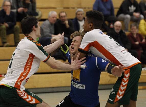 Deutschland - Kelkheim - Münster - 09.12.2017 Handball - Hessen - Oberliga - Herren Saison 2017 2018 TSG Münster (blau) - HSG Dutenhofen Münchholzhausen II (ws) v.l. Hendrik Schreiber (Dutenhofen), Holger Kruse (Münster), Maduwuike Okpara (Dutenhofen) TSG Münster - HSG Dutenhofen Münchholzhausen II