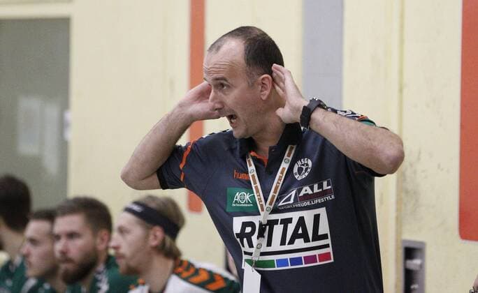 Deutschland - Kelkheim - Münster - 09.12.2017 Handball - Hessen - Oberliga - Herren Saison 2017 2018 TSG Münster (blau) - HSG Dutenhofen Münchholzhausen II (ws) v.l. Andreas Klimpke (Dutenhofen) TSG Münster - HSG Dutenhofen Münchholzhausen II