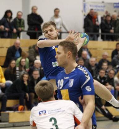 Deutschland - Kelkheim - Münster - 09.12.2017 Handball - Hessen - Oberliga - Herren Saison 2017 2018 TSG Münster (blau) - HSG Dutenhofen Münchholzhausen II (ws) v.l. Bastian Schwarz (Münster), Felix Ikenmeyer (Münster), Lukas Gümbel (Dutenhofen) TSG Münster - HSG Dutenhofen Münchholzhausen II