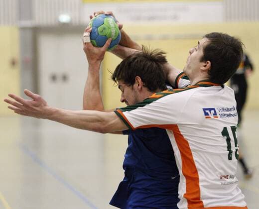 Deutschland - Kelkheim - Münster - 09.12.2017 Handball - Hessen - Oberliga - Herren Saison 2017 2018 TSG Münster (blau) - HSG Dutenhofen Münchholzhausen II (ws) v.l. Johannes Drieß (Münster), Hendrik Schreiber (Dutenhofen) TSG Münster - HSG Dutenhofen Münchholzhausen II