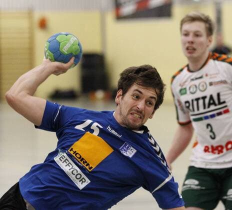 Deutschland - Kelkheim - Münster - 09.12.2017 Handball - Hessen - Oberliga - Herren Saison 2017 2018 TSG Münster (blau) - HSG Dutenhofen Münchholzhausen II (ws) v.l. Johannes Drieß (Münster) TSG Münster - HSG Dutenhofen Münchholzhausen II