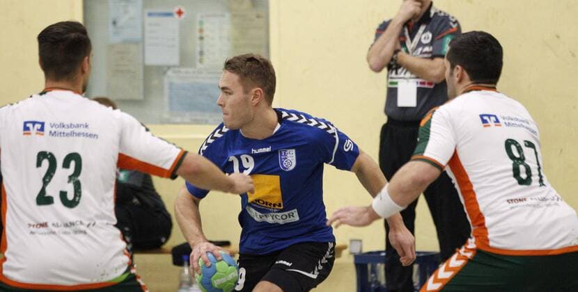 Deutschland - Kelkheim - Münster - 09.12.2017 Handball - Hessen - Oberliga - Herren Saison 2017 2018 TSG Münster (blau) - HSG Dutenhofen Münchholzhausen II (ws) v.l. Tim Weber (Dutenhofen), Felix Ikenmeyer (Münster), Timo Ludwig (Dutenhofen) TSG Münster - HSG Dutenhofen Münchholzhausen II