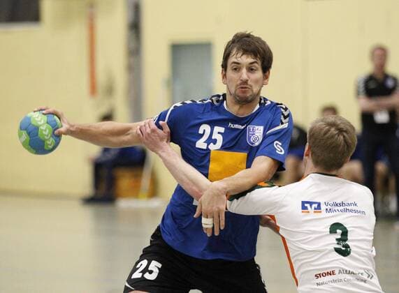 Deutschland - Kelkheim - Münster - 09.12.2017 Handball - Hessen - Oberliga - Herren Saison 2017 2018 TSG Münster (blau) - HSG Dutenhofen Münchholzhausen II (ws) v.l. Johannes Drieß (Münster), Lukas Gümbel (Dutenhofen) TSG Münster - HSG Dutenhofen Münchholzhausen II