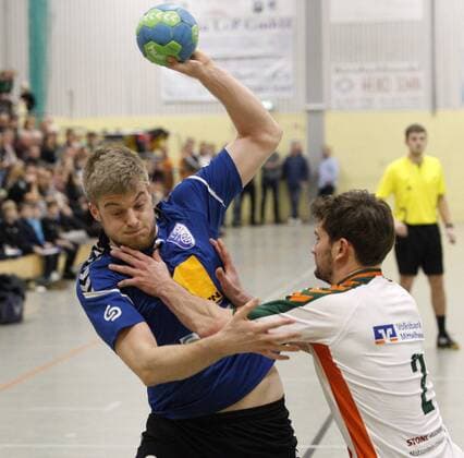Deutschland - Kelkheim - Münster - 09.12.2017 Handball - Hessen - Oberliga - Herren Saison 2017 2018 TSG Münster (blau) - HSG Dutenhofen Münchholzhausen II (ws) v.l. Bastian Schwarz (Münster), Julian Wallwaey (Dutenhofen) TSG Münster - HSG Dutenhofen Münchholzhausen II