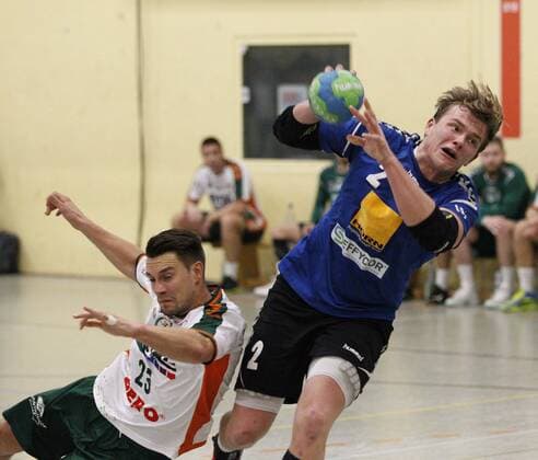 Deutschland - Kelkheim - Münster - 09.12.2017 Handball - Hessen - Oberliga - Herren Saison 2017 2018 TSG Münster (blau) - HSG Dutenhofen Münchholzhausen II (ws) v.l. Tim Weber (Dutenhofen), Holger Kruse (Münster) TSG Münster - HSG Dutenhofen Münchholzhausen II