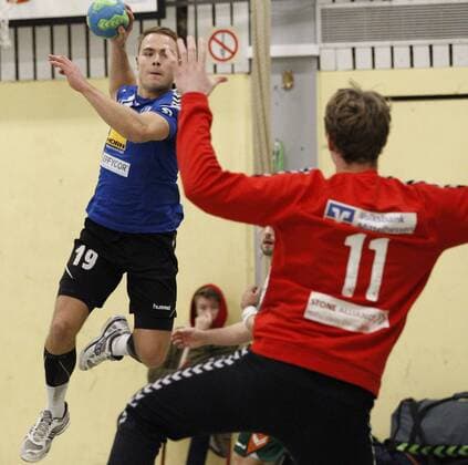 Deutschland - Kelkheim - Münster - 09.12.2017 Handball - Hessen - Oberliga - Herren Saison 2017 2018 TSG Münster (blau) - HSG Dutenhofen Münchholzhausen II (ws) v.l. Felix Ikenmeyer (Münster), Torwart Till Klimpke (Dutenhofen) TSG Münster - HSG Dutenhofen Münchholzhausen II
