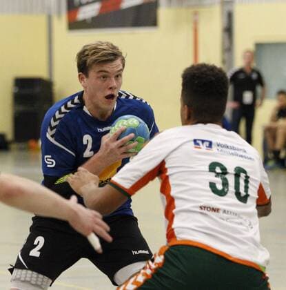 Deutschland - Kelkheim - Münster - 09.12.2017 Handball - Hessen - Oberliga - Herren Saison 2017 2018 TSG Münster (blau) - HSG Dutenhofen Münchholzhausen II (ws) v.l. Holger Kruse (Münster), Maduwuike Okpara (Dutenhofen) TSG Münster - HSG Dutenhofen Münchholzhausen II