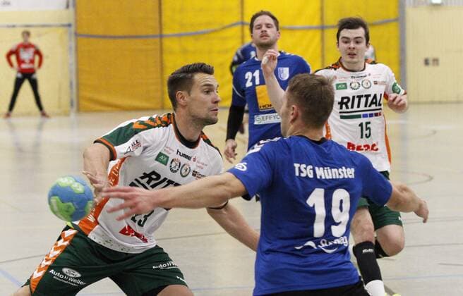 Deutschland - Kelkheim - Münster - 09.12.2017 Handball - Hessen - Oberliga - Herren Saison 2017 2018 TSG Münster (blau) - HSG Dutenhofen Münchholzhausen II (ws) v.l. Tim Weber (Dutenhofen), Felix Ikenmeyer (Münster) TSG Münster - HSG Dutenhofen Münchholzhausen II