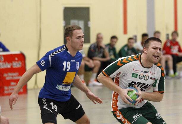 Deutschland - Kelkheim - Münster - 09.12.2017 Handball - Hessen - Oberliga - Herren Saison 2017 2018 TSG Münster (blau) - HSG Dutenhofen Münchholzhausen II (ws) v.l. Felix Ikenmeyer (Münster), Matthias Schwalbe (Dutenhofen) TSG Münster - HSG Dutenhofen Münchholzhausen II