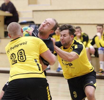 Deutschland - Hattersheim - 09.12.2017 Handball - Hessen - Landesliga Mitte Herren Saison 2017 2018 TSG Eddersheim (schwarz) - TV Petterweil (gelb) v.l. Roman Hitzel (Petterweil), Niklas Schmidt (Eddersheim), Lennart Trouvain (Petterweil) TSG Eddersheim - TV Petterweil