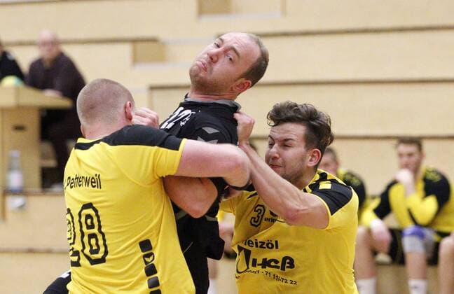 Deutschland - Hattersheim - 09.12.2017 Handball - Hessen - Landesliga Mitte Herren Saison 2017 2018 TSG Eddersheim (schwarz) - TV Petterweil (gelb) v.l. Roman Hitzel (Petterweil), Niklas Schmidt (Eddersheim), Lennart Trouvain (Petterweil) TSG Eddersheim - TV Petterweil