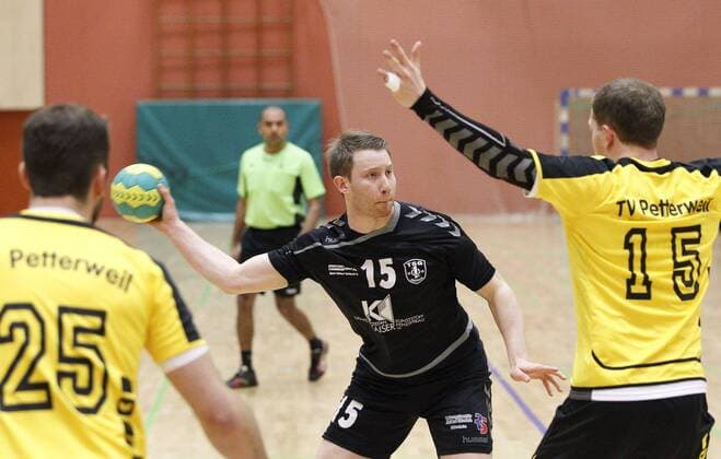 Deutschland - Hattersheim - 09.12.2017 Handball - Hessen - Landesliga Mitte Herren Saison 2017 2018 TSG Eddersheim (schwarz) - TV Petterweil (gelb) v.l. Pierre Lange (Petterweil), Christos Karathanasis (Eddersheim), Felix Koffler (Petterweil) TSG Eddersheim - TV Petterweil