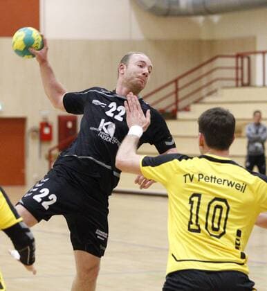 Deutschland - Hattersheim - 09.12.2017 Handball - Hessen - Landesliga Mitte Herren Saison 2017 2018 TSG Eddersheim (schwarz) - TV Petterweil (gelb) v.l. Niklas Schmidt (Eddersheim), Thorsten Koch (Petterweil) TSG Eddersheim - TV Petterweil
