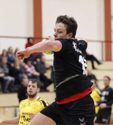 Deutschland - Hattersheim - 09.12.2017 Handball - Hessen - Landesliga Mitte Herren Saison 2017 2018 TSG Eddersheim (schwarz) - TV Petterweil (gelb) v.l. Jonas Lange (Eddersheim) TSG Eddersheim - TV Petterweil