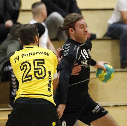 Deutschland - Hattersheim - 09.12.2017 Handball - Hessen - Landesliga Mitte Herren Saison 2017 2018 TSG Eddersheim (schwarz) - TV Petterweil (gelb) v.l. Pierre Lange (Petterweil), Janis Bendix (Eddersheim) TSG Eddersheim - TV Petterweil