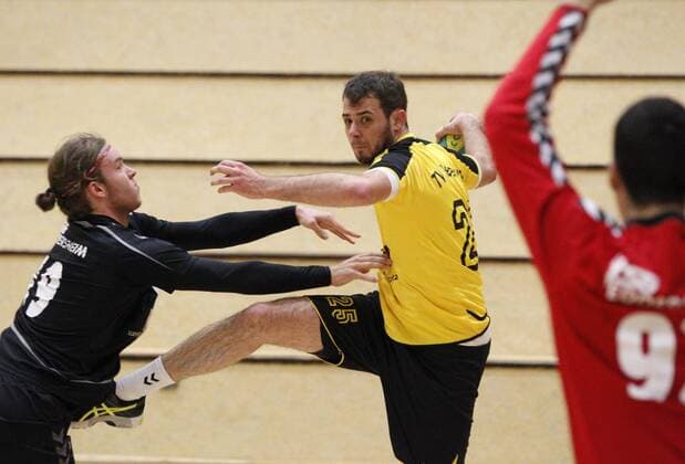 Deutschland - Hattersheim - 09.12.2017 Handball - Hessen - Landesliga Mitte Herren Saison 2017 2018 TSG Eddersheim (schwarz) - TV Petterweil (gelb) v.l. Janis Bendix (Eddersheim), Pierre Lange (Petterweil) TSG Eddersheim - TV Petterweil