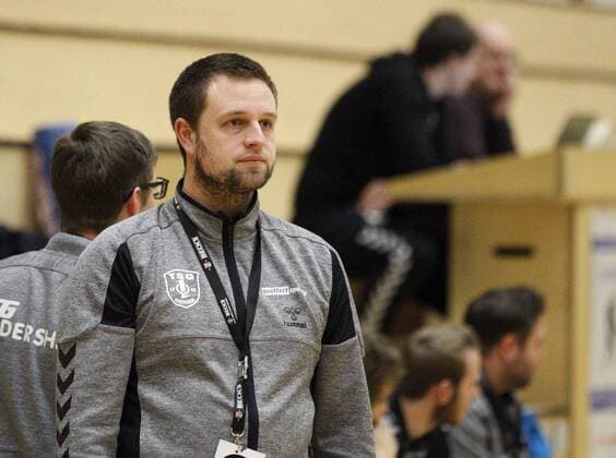 Deutschland - Hattersheim - 09.12.2017 Handball - Hessen - Landesliga Mitte Herren Saison 2017 2018 TSG Eddersheim (schwarz) - TV Petterweil (gelb) v.l. Stefan Bartels (Eddersheim) TSG Eddersheim - TV Petterweil