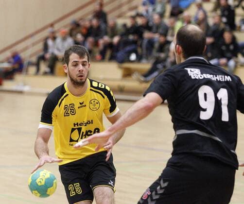 Deutschland - Hattersheim - 09.12.2017 Handball - Hessen - Landesliga Mitte Herren Saison 2017 2018 TSG Eddersheim (schwarz) - TV Petterweil (gelb) v.l. Pierre Lange (Petterweil), Rene Morgenstern (Eddersheim) TSG Eddersheim - TV Petterweil