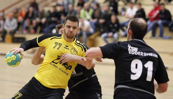 Deutschland - Hattersheim - 09.12.2017 Handball - Hessen - Landesliga Mitte Herren Saison 2017 2018 TSG Eddersheim (schwarz) - TV Petterweil (gelb) v.l. Björn Ehmer (Petterweil), Rene Morgenstern (Eddersheim) TSG Eddersheim - TV Petterweil