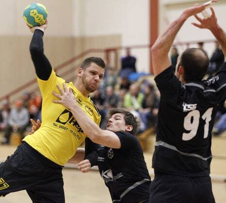 Deutschland - Hattersheim - 09.12.2017 Handball - Hessen - Landesliga Mitte Herren Saison 2017 2018 TSG Eddersheim (schwarz) - TV Petterweil (gelb) v.l. Björn Ehmer (Petterweil), Lukas Maus (Eddersheim), Rene Morgenstern (Eddersheim) TSG Eddersheim - TV Petterweil