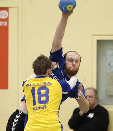 Deutschland - Kelkheim - Münster - 09.12.2017 Handball - Hessen - Bezirks-Oberliga Wiesbaden Frankfurt - Saison 2017 2018 TSG Münster II (blau) - MSG Niederhofheim Sulzbach (gelb) v.l. Till Pfitzenreiter (Sulzbach), Marc Zelser (Münster) TSG Münster II - MSG Niederhofheim Sulzbach