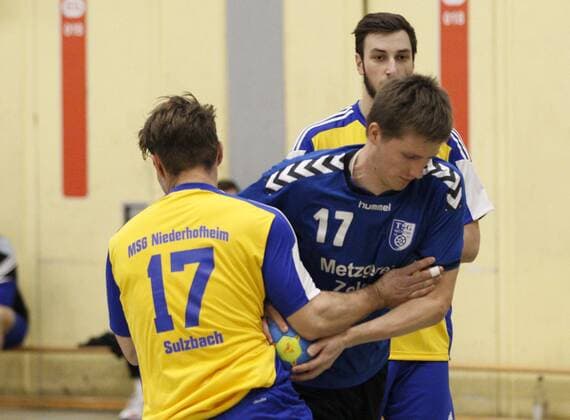 Deutschland - Kelkheim - Münster - 09.12.2017 Handball - Hessen - Bezirks-Oberliga Wiesbaden Frankfurt - Saison 2017 2018 TSG Münster II (blau) - MSG Niederhofheim Sulzbach (gelb) v.l. Alexander Schabarum (Sulzbach), Tim Schreiber (Münster) TSG Münster II - MSG Niederhofheim Sulzbach