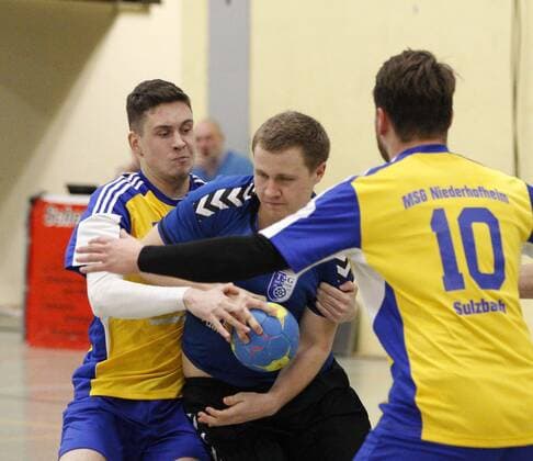 Deutschland - Kelkheim - Münster - 09.12.2017 Handball - Hessen - Bezirks-Oberliga Wiesbaden Frankfurt - Saison 2017 2018 TSG Münster II (blau) - MSG Niederhofheim Sulzbach (gelb) v.l. Timon Schana (Sulzbach), Daniel Kunz (Münster), Moritz Herweh (Sulzbach) TSG Münster II - MSG Niederhofheim Sulzbach