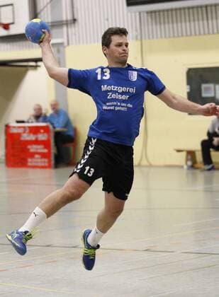 Deutschland - Kelkheim - Münster - 09.12.2017 Handball - Hessen - Bezirks-Oberliga Wiesbaden Frankfurt - Saison 2017 2018 TSG Münster II (blau) - MSG Niederhofheim Sulzbach (gelb) v.l. Felix Biringer (Münster) TSG Münster II - MSG Niederhofheim Sulzbach