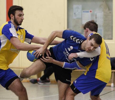 Deutschland - Kelkheim - Münster - 09.12.2017 Handball - Hessen - Bezirks-Oberliga Wiesbaden Frankfurt - Saison 2017 2018 TSG Münster II (blau) - MSG Niederhofheim Sulzbach (gelb) v.l. Lukas Barth (Sulzbach), Stefan Mollath (Münster), Till Pfitzenreiter (Sulzbach) TSG Münster II - MSG Niederhofheim Sulzbach