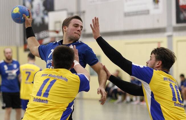 Deutschland - Kelkheim - Münster - 09.12.2017 Handball - Hessen - Bezirks-Oberliga Wiesbaden Frankfurt - Saison 2017 2018 TSG Münster II (blau) - MSG Niederhofheim Sulzbach (gelb) v.l. Marco Hoß (Sulzbach), Fabian Frank (Münster), Moritz Herweh (Sulzbach) TSG Münster II - MSG Niederhofheim Sulzbach