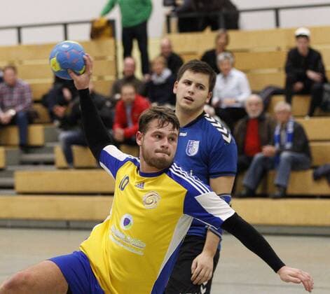 Deutschland - Kelkheim - Münster - 09.12.2017 Handball - Hessen - Bezirks-Oberliga Wiesbaden Frankfurt - Saison 2017 2018 TSG Münster II (blau) - MSG Niederhofheim Sulzbach (gelb) v.l. Moritz Herweh (Sulzbach) TSG Münster II - MSG Niederhofheim Sulzbach