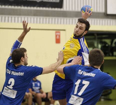 Deutschland - Kelkheim - Münster - 09.12.2017 Handball - Hessen - Bezirks-Oberliga Wiesbaden Frankfurt - Saison 2017 2018 TSG Münster II (blau) - MSG Niederhofheim Sulzbach (gelb) v.l. Stefan Mollath (Münster), Lukas Barth (Sulzbach), Tim Schreiber (Münster) TSG Münster II - MSG Niederhofheim Sulzbach