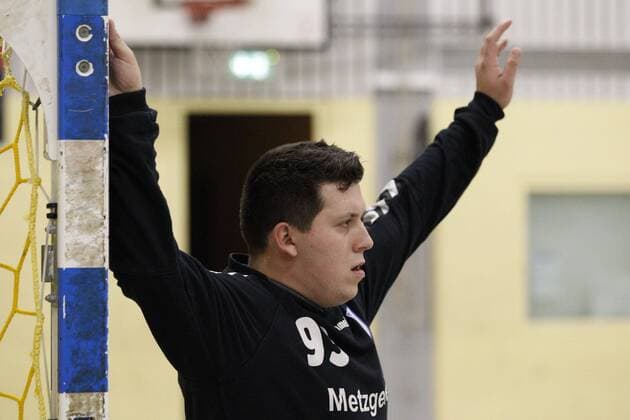 Deutschland - Kelkheim - Münster - 09.12.2017 Handball - Hessen - Bezirks-Oberliga Wiesbaden Frankfurt - Saison 2017 2018 TSG Münster II (blau) - MSG Niederhofheim Sulzbach (gelb) v.l. Torwart Patrick Seng (Münster) TSG Münster II - MSG Niederhofheim Sulzbach