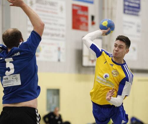 Deutschland - Kelkheim - Münster - 09.12.2017 Handball - Hessen - Bezirks-Oberliga Wiesbaden Frankfurt - Saison 2017 2018 TSG Münster II (blau) - MSG Niederhofheim Sulzbach (gelb) v.l. Marc Zelser (Münster), Timon Schana (Sulzbach) TSG Münster II - MSG Niederhofheim Sulzbach