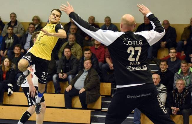 09.12.2017, xpsx, Handball 3.Liga, SG Brucköbel - GSV Eintracht Baunatal v.l. Jonas Heuer (Bruchköbel), Constantin Paar (Baunatal) Bruchköbel Hessen Deutschland