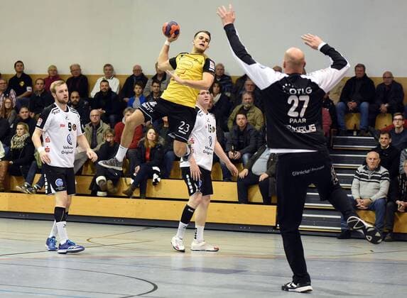 09.12.2017, xpsx, Handball 3.Liga, SG Brucköbel - GSV Eintracht Baunatal v.l. Jonas Heuer (Bruchköbel), Constantin Paar (Baunatal) Bruchköbel Hessen Deutschland