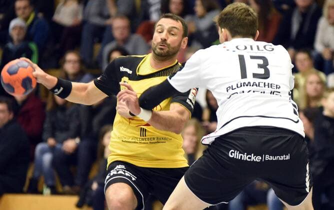 09.12.2017, xpsx, Handball 3.Liga, SG Brucköbel - GSV Eintracht Baunatal v.l. Tegaday Nuez Ramos (Bruchköbel), Niklas Plümacher (Baunatal) Bruchköbel Hessen Deutschland