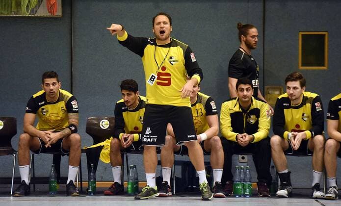 09.12.2017, xpsx, Handball 3.Liga, SG Brucköbel - GSV Eintracht Baunatal v.l. Trainer Tim Beckmann (Bruchköbel) Bruchköbel Hessen Deutschland