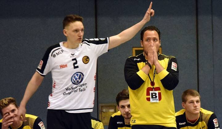 09.12.2017, xpsx, Handball 3.Liga, SG Brucköbel - GSV Eintracht Baunatal v.l. Trainer Tim Beckmann (Bruchköbel) Bruchköbel Hessen Deutschland