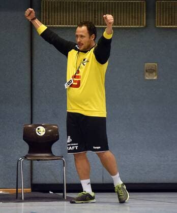09.12.2017, xpsx, Handball 3.Liga, SG Brucköbel - GSV Eintracht Baunatal v.l. Trainer Tim Beckmann (Bruchköbel) Bruchköbel Hessen Deutschland