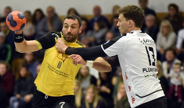 09.12.2017, xpsx, Handball 3.Liga, SG Brucköbel - GSV Eintracht Baunatal v.l. Tegaday Nuez Ramos (Bruchköbel), Niklas Plümacher (Baunatal) Bruchköbel Hessen Deutschland