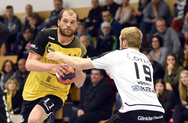09.12.2017, xpsx, Handball 3.Liga, SG Brucköbel - GSV Eintracht Baunatal v.l. Maximilian Kraushaar (Bruchköbel), Sven Vogel (Baunatal) Bruchköbel Hessen Deutschland