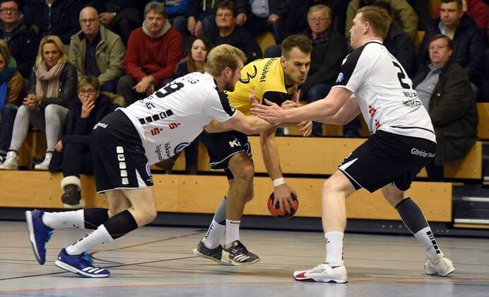 09.12.2017, xpsx, Handball 3.Liga, SG Brucköbel - GSV Eintracht Baunatal v.l. Sven Vogel (Baunatal), Jonas Heuer (Bruchköbel), Niklas Willrich (Baunatal) Bruchköbel Hessen Deutschland