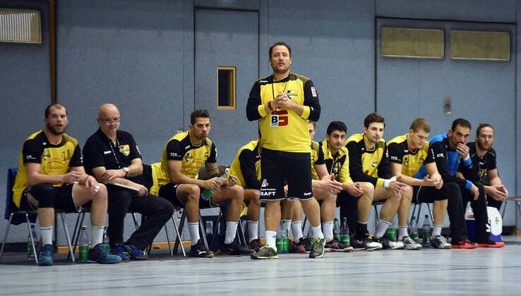 09.12.2017, xpsx, Handball 3.Liga, SG Brucköbel - GSV Eintracht Baunatal v.l. Trainer Tim Beckmann (Bruchköbel) Bruchköbel Hessen Deutschland