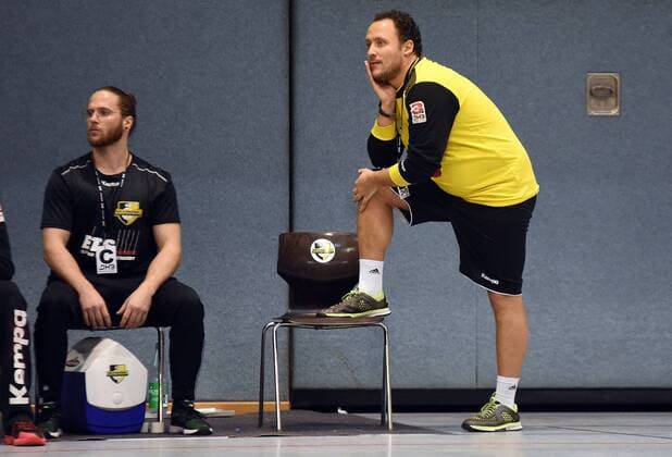 09.12.2017, xpsx, Handball 3.Liga, SG Brucköbel - GSV Eintracht Baunatal v.l. Trainer Tim Beckmann (Bruchköbel) Bruchköbel Hessen Deutschland