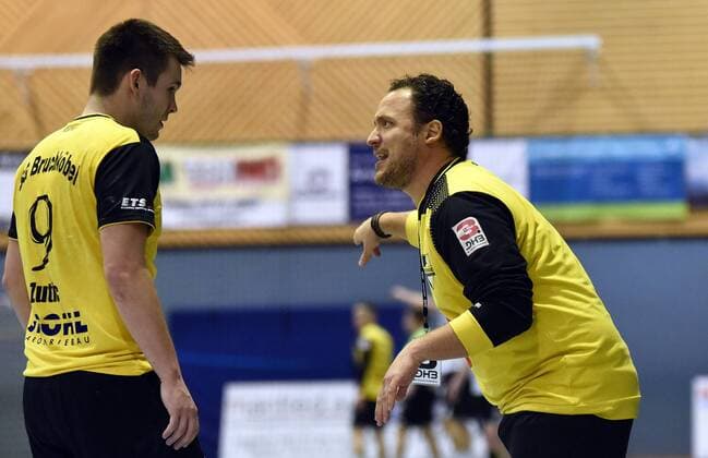 09.12.2017, xpsx, Handball 3.Liga, SG Brucköbel - GSV Eintracht Baunatal v.l. Trainer Tim Beckmann (Bruchköbel) Bruchköbel Hessen Deutschland