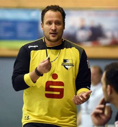 09.12.2017, xpsx, Handball 3.Liga, SG Brucköbel - GSV Eintracht Baunatal v.l. Trainer Tim Beckmann (Bruchköbel) Bruchköbel Hessen Deutschland