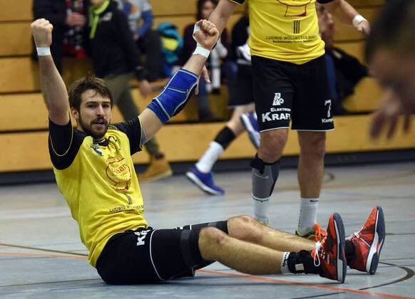 09.12.2017, xpsx, Handball 3.Liga, SG Brucköbel - GSV Eintracht Baunatal v.l. Jubel Jannik Hoffmann (Bruchköbel) Bruchköbel Hessen Deutschland