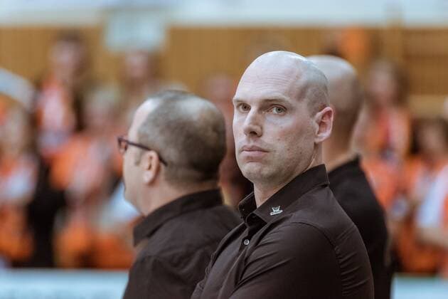 Luke REYNOLDS (Trainer - Berlin Recycling Volleys) 09.12.2017, Netzhoppers SolWo Königspark KW Bestensee - Berlin Recycling Volleys, Volleyball-Bundesliga, Punktspiel, Königs Wusterhausen, Landkost-Arena