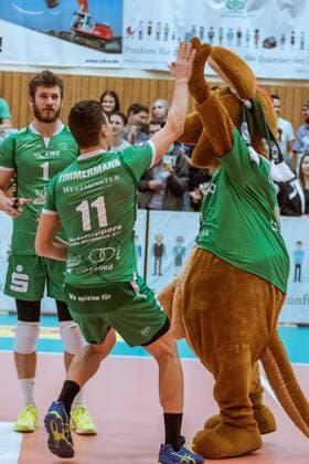 Jubel Maskottchen Netzino mit Theo TIMMERMANN (11 - Netzhoppers) und Luke Thomas A. HERR (1 - Netzhoppers) 09.12.2017, Netzhoppers SolWo Königspark KW Bestensee - Berlin Recycling Volleys, Volleyball-Bundesliga, Punktspiel, Königs Wusterhausen, Landkost-Arena